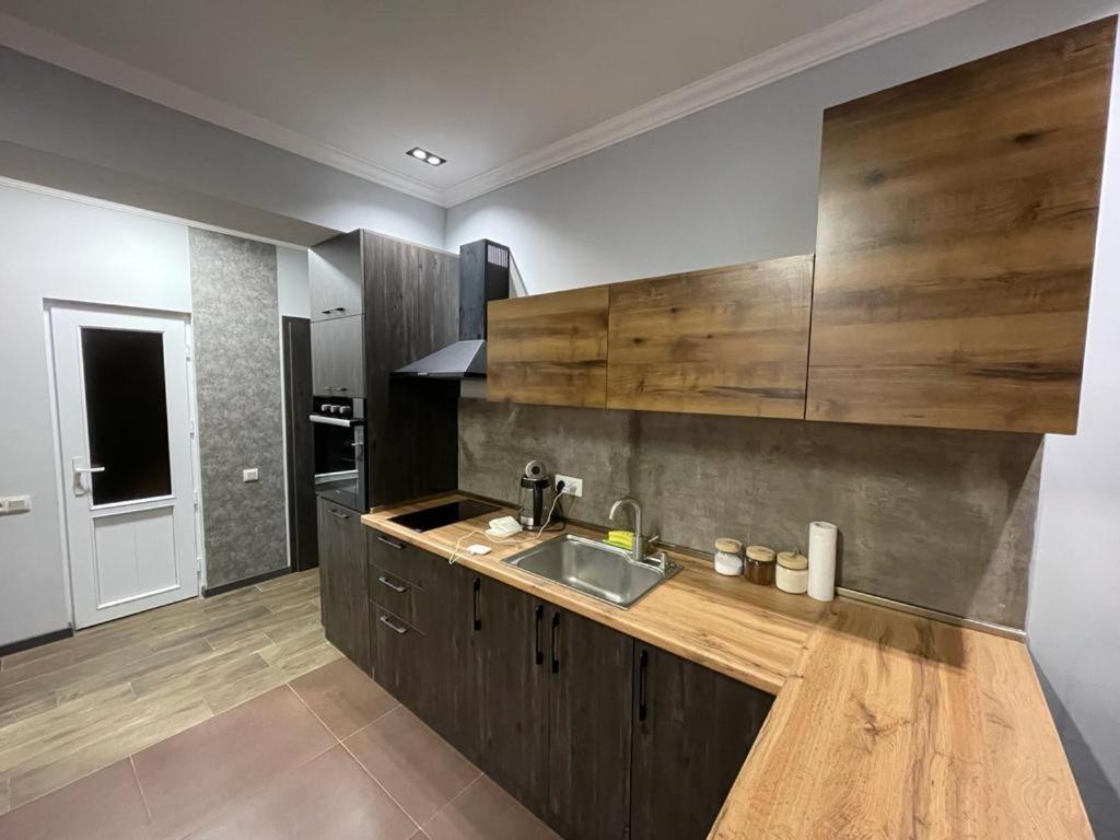 One Central Apartment Ереван Екстериор снимка